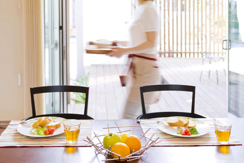 点心,面包,果汁,东方人,一个人,走,捧,横图,室内,白天,侧面,餐桌,门,桌子,苹果,柑橘,蔬菜,西红柿,水果,椅子,亚洲,仅一个年轻女性,仅一个女性,仅一个人,一排,服装,朦胧,模糊,新鲜,整齐,布料,篮子,木椅,生菜,莴苣,生食,食品,面点,果实,饮品,两杯,布纹,休闲装,黄种人,桌布,食物,糕点,饮料,排列,衣服,餐巾,门框,台布,休闲,休闲服,服饰,有机食品,绿色食品,餐台,队列,春菜,鹅仔菜,莴仔菜,千金菜,叶用莴苣,年轻女性,女人,女性,亚洲人,橘子,桔子,橙子,橙,番茄,步行,端,端着,捧着,散步,手捧,走路,半身,彩图