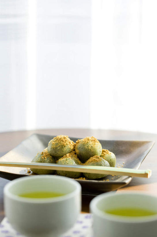 点心,无人,竖图,俯视,室内,白天,幸福,餐桌,茶,窗帘,筷子,桌子,杯子,餐具,一堆,一双,许多,堆叠,堆积,朦胧,模糊,碟子,盘,茶叶,食品,甜点,甜品,两杯,文化,娱乐,传统,食物,糕点,绿色,盘子,水杯,碟,甜食,享受,休闲,温馨,放松,乐趣,摄影,影棚,餐台,堆,礼节,提神,舒适,醒脑,礼仪,茶杯,进餐用具,彩图,高角度拍摄,影棚拍摄,拍摄