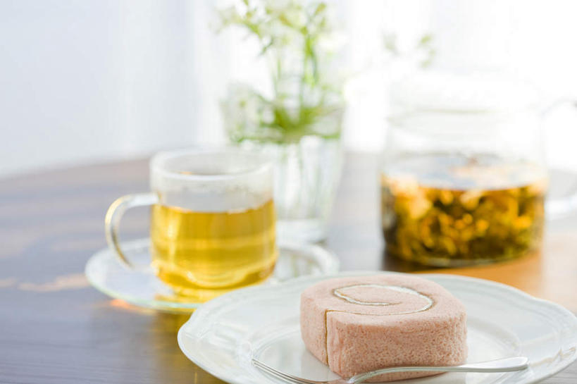 点心,无人,横图,俯视,室内,特写,白天,下午茶,幸福,餐桌,茶,桌子,杯子,餐具,花瓶,金属制品,一把,阴影,朦胧,模糊,盛开,光线,金属,叉子,碟子,盘,影子,陶瓷,茶叶,食品,陶瓷制品,花蕾,娱乐,花,花瓣,花朵,鲜花,食物,糕点,一个,阳光,盘子,瓶子,水杯,碟,花苞,花蕊,享受,休闲,温馨,放松,乐趣,摄影,影棚,单个,餐台,提神,舒适,醒脑,餐叉,茶杯,彩图,高角度拍摄,影棚拍摄,拍摄,蛋糕