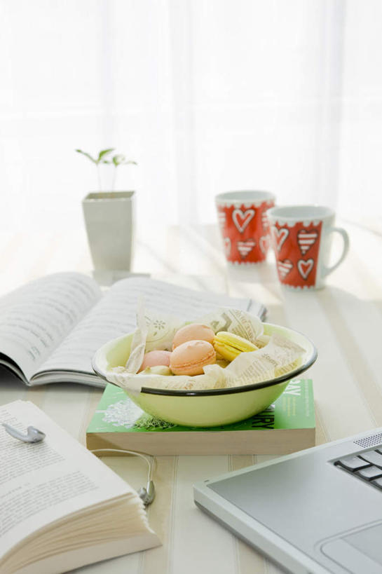 点心,无人,竖图,俯视,室内,特写,白天,快乐,满意,幸福,电脑,笔记本电脑,餐桌,桌子,杯子,书籍,一堆,一副,堆叠,堆积,朦胧,模糊,网络,瓷器,食品,甜点,甜品,咖啡杯,陶瓷制品,音响,音乐,娱乐,通讯设备,食物,糕点,两个,耳机,甜食,三本,享受,休闲,放松,餐台,堆,无线,舒适,享乐,瓷杯,通信设备,无线网络,无线上网,便携式电脑,手提电脑,书,图书,彩图,高角度拍摄