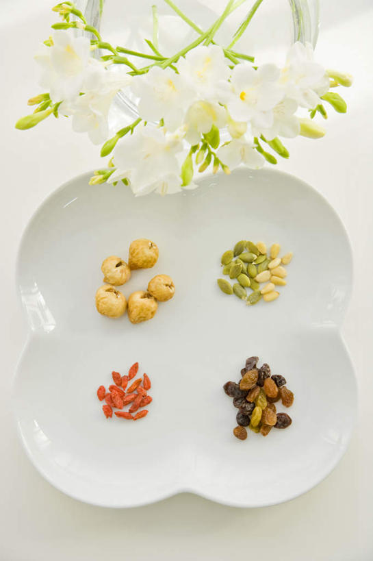 无人,竖图,俯视,室内,特写,白天,白色背景,纯洁,植物,餐桌,桌子,葡萄,餐具,花瓶,许多,朦胧,模糊,盛开,碟子,盘,莲子,果实,小苍兰,草药,药草,花蕾,中药,玻璃制品,花,花瓣,花朵,鲜花,白色,盘子,玻璃瓶,瓶子,碟,干果,花苞,花蕊,葡萄干,摄影,影棚,餐台,瓜子,枸杞子,枸杞,一瓶,清香,药材,中草药,中药材,本草,莲米,莲肉,莲实,浓情,麦兰,小菖兰,雪兰,洋晚香玉,苟起子,枸杞豆,枸杞果,血杞子,山葫芦,蒲桃,草龙珠,彩图,高角度拍摄,影棚拍摄,拍摄