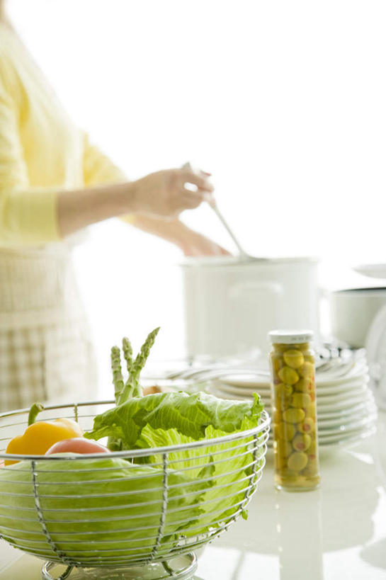 东方人,一个人,站,竖图,室内,白天,侧面,餐桌,桌子,橄榄,辣椒,芦笋,蔬菜,餐具,金属制品,亚洲,仅一个年轻女性,仅一个女性,仅一个人,一堆,许多,握,堆叠,堆积,服装,朦胧,模糊,新鲜,金属,碟子,罐子,盘,勺子,生菜,莴苣,食品,拿,拿着,休闲装,黄种人,玻璃制品,食物,衣服,盘子,玻璃瓶,瓶子,调羹,碟,汤匙,站着,休闲,休闲服,握着,服饰,有机食品,绿色食品,餐台,堆,一瓶,彩椒,辣角,红海椒,大椒,辣虎,广椒,春菜,鹅仔菜,莴仔菜,千金菜,叶用莴苣,年轻女性,女人,女性,亚洲人,青果,白榄,猪尾巴,药鸡豆子,甜椒,柿子椒,石刁柏,蚂蚁杆,龙须菜,狼尾巴根,辣子,海椒,番椒,灯笼椒,站立,半身,彩图