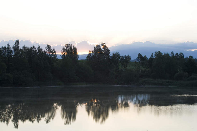 无人,横图,室外,白天,正面,旅游,度假,灌溉,湖,湖泊,美景,树林,水,植物,建筑,北海道,日本,亚洲,蓄水,阴影,朦胧,模糊,反射,影子,湖面,景观,水流,水面,背光,娱乐,建设,水坝,水库,树,树木,蓝色,绿色,蓝天,天空,自然,湖水,天,享受,休闲,发电,景色,放松,生长,晴朗,成长,自然风光,逆光,东亚,坝,航运,万里无云,日本国,北海道地方,北海道岛,美瑛町,美瑛,防洪,供水,水力发电,晴空,晴空万里,彩图