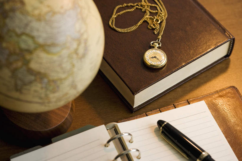 无人,办公室,横图,俯视,室内,特写,白天,复古,仪器,海洋,家具,桌子,静物,地图,书籍,一本,朦胧,模糊,时间,网格,地球仪,时钟,线条,世界地图,办公桌,地球,陆地,备忘录,记事本,计时,全球,怀表,球,一个,本子,笔记本,经纬线,模型,钟表,球体,表,摄影,地理,国家,影棚,单个,挂表,大陆,世界,纬线,版图,经线,经纬仪,地理学,办公家具,书,图书,钟,彩图,高角度拍摄,影棚拍摄,拍摄,大洋,大洲