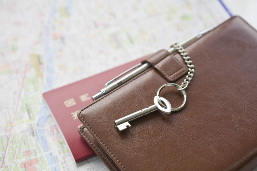 无人,横图,俯视,室内,特写,白天,安全,道路,静物,地图,一把,朦胧,模糊,信息,防护,钥匙,交通,方向,皮夹子,钱包,引导,指引,保护,开启,零钱包,皮夹,封闭,保险,私密,保全,周全,安稳,安定,防盗,平安,彩图,高角度拍摄,导航