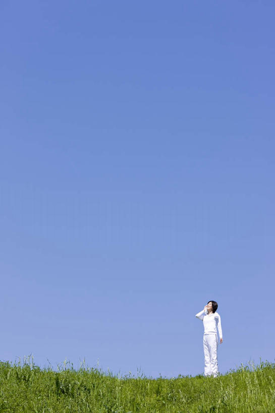 东方人,一个人,站,举,竖图,室外,白天,正面,运动服,亚洲,仅一个年轻女性,仅一个女性,仅一个人,服装,朦胧,模糊,黄种人,衣服,蓝色,白色,蓝天,天空,天,托,站着,服饰,晴朗,衣着,穿着,万里无云,衣饰,年轻女性,女人,女性,亚洲人,晴空,晴空万里,举起,举手,举着,向上举,向上伸,向上托,站立,彩图,全身,运动装