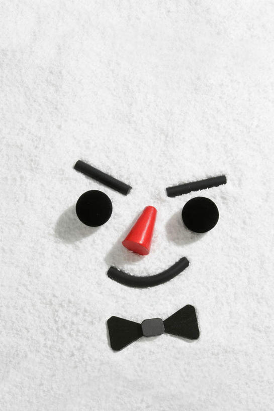 脸,头,脸颊,无人,笑,微笑,露齿笑,竖图,俯视,室内,白天,白色背景,游戏,雪,大雪,萝卜,胡萝卜,蔬菜,玩具,阴影,朦胧,模糊,新鲜,装饰,光线,影子,塑料,积雪,雪景,冬季,冬天,食品,玩,娱乐,食物,黑色,阳光,蝴蝶结,塑料制品,休闲,寒冷,益智,有机食品,绿色食品,活动,华丽,修饰,点缀,笑脸,发泄,消遣,智力,宣泄,衬托,美观,雅致,雅观,严寒,头部,脸部,脸蛋,面部,红萝卜,甘荀,玩耍,嬉戏,彩图,高角度拍摄,拟人