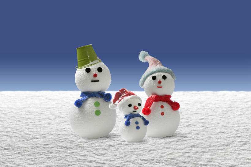 儿童,无人,家庭,夫妻,母亲,父亲,儿子,横图,室内,正面,爱情,游戏,纯洁,雪,大雪,玩具,蓝色背景,玩偶,积雪,雪景,雪人,冬季,冬天,浪漫,玩,娱乐,三个,小孩,天,休闲,温暖,温馨,父子,母子,三口之家,一家人,恩爱,父爱,寒冷,可爱,母爱,童年,童趣,益智,恋人,摄影,影棚,活动,和睦,发泄,消遣,智力,童真,烂漫,无邪,宣泄,严寒,天真,男孩,男人,男性,年轻男性,年轻女性,女人,女性,孩子,年轻人,夫妇,情侣,玩耍,嬉戏,彩图,影棚拍摄,拍摄,伴侣,融洽,男生,拟人