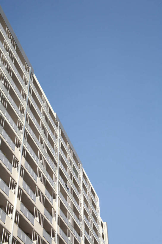 无人,高楼大厦,竖图,室外,白天,仰视,度假,美景,城市风光,标志建筑,城市,大厦,地标,建筑,摩天大楼,一幢,阴影,朦胧,模糊,光线,影子,景观,娱乐,建设,蓝色,蓝天,天空,阳光,天,享受,休闲,景色,放松,晴朗,万里无云,晴空,晴空万里,彩图,低角度拍摄,大楼,高层建筑,高楼,摩天楼