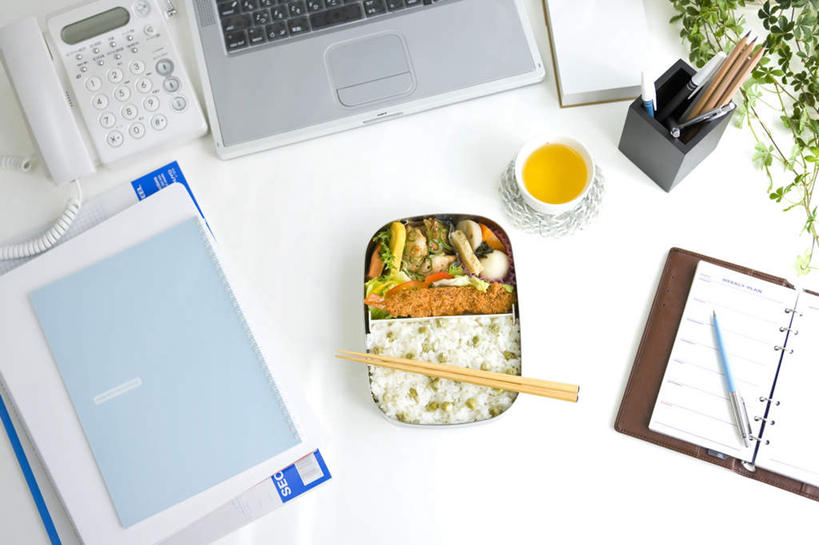 无人,办公室,打电话,横图,俯视,室内,特写,白天,幸福,电脑,笔记本电脑,水,茶,家具,桌子,杯子,电话,叶子,朦胧,模糊,网络,笔,液体,办公桌,水滴,绿叶,办公用品,备忘录,记事本,圆珠笔,娱乐,通讯设备,文具,本子,笔记本,话筒,铅笔,水杯,学习用品,享受,休闲,温馨,嫩叶,电话线,放松,乐趣,摄影,影棚,文具用品,提神,无线,舒适,醒脑,通信设备,无线网络,无线上网,便携式电脑,一部,办公家具,交流,手提电脑,叶,叶片,茶杯,电话机,沟通,通话,彩图,高角度拍摄,影棚拍摄,拍摄