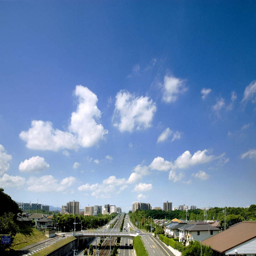 无人,高楼大厦,方图,室外,白天,正面,度假,草地,草坪,美景,植物,城市风光,城市,大厦,建筑,摩天大楼,日本,亚洲,一排,阴影,朦胧,模糊,整齐,光线,影子,景观,云,云朵,云彩,娱乐,建设,草,排列,蓝色,绿色,白云,蓝天,天空,阳光,天,享受,休闲,景色,放松,大阪,晴朗,队列,东亚,本州,大阪府,本州岛,日本国,近畿地方,近畿,晴空,彩图,大楼,高层建筑,高楼,摩天楼