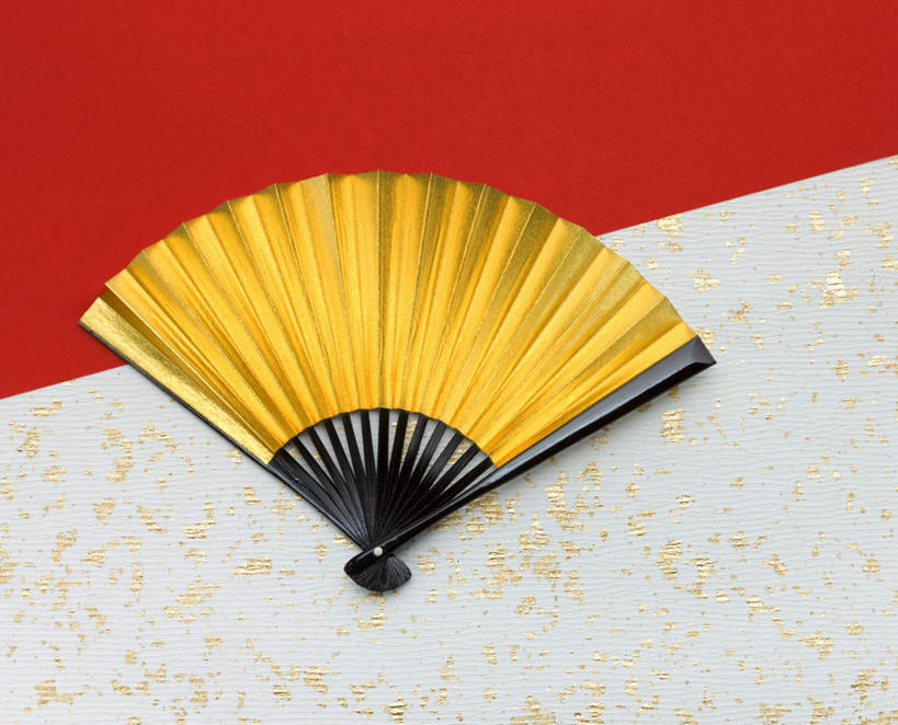 无人,横图,俯视,室内,特写,白天,静物,一把,一张,红色背景,朦胧,模糊,纹路,扇子,纹理,折扇,纸,纸扇,纸张,清凉,凉爽,文化,金色,摄影,影棚,肌理,撒扇,和纸,日本纸,彩图,高角度拍摄,影棚拍摄,拍摄,传统文化