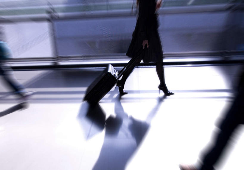 东方人,三个人,走,横图,俯视,室外,白天,道路,街道,路,公路,亚洲,握,阴影,朦胧,模糊,光线,拉杆箱,旅行箱,影子,交通,拿,拎,拿着,黄种人,阳光,行李箱,箱子,握着,出差,男人,男性,年轻男性,年轻女性,女人,女性,亚洲人,马路,步行,散步,走路,半身,彩图,高角度拍摄,旅行,拎着