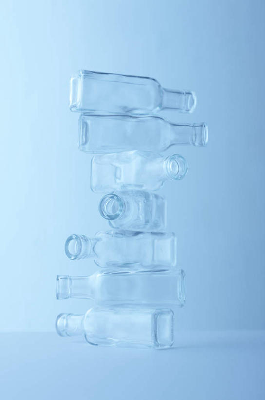 无人,竖图,室内,特写,白天,白色背景,正面,一堆,许多,堆叠,堆积,朦胧,模糊,罐子,玻璃制品,玻璃瓶,瓶子,摄影,影棚,堆,彩图,影棚拍摄,拍摄