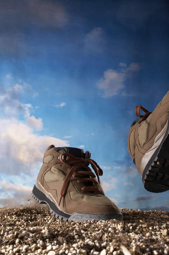 无人,竖图,室外,特写,白天,仰视,石头,鞋子,一双,朦胧,模糊,石子,泥土,云,云朵,云彩,蓝色,白云,蓝天,天空,天,摄影,影棚,晴朗,休闲鞋,石块,晴空,彩图,低角度拍摄,影棚拍摄,拍摄