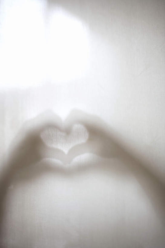 东方人,一个人,站,举,竖图,室内,白天,正面,爱情,亚洲,仅一个年轻女性,仅一个女性,仅一个人,爱心,朦胧,模糊,墙,浪漫,黄种人,墙壁,墙面,手势,托,站着,温暖,温馨,心形,恩爱,和睦,食指,年轻女性,女人,女性,亚洲人,心型,大拇指,举起,举手,举着,向上举,向上伸,向上托,站立,半身,彩图,融洽