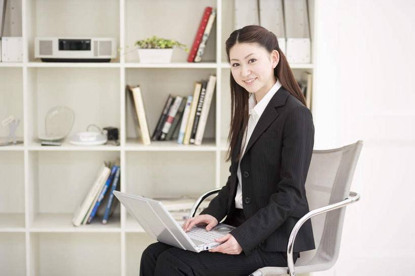 东方人,头发,一个人,商务人士,商务女性,办公室,坐,笑,摸,微笑,露齿笑,横图,室内,白天,侧面,衬衫,电脑,笔记本电脑,窗户,柜子,落地窗,椅子,亚洲,仅一个年轻女性,仅一个女性,仅一个人,一把,一排,抚摸,敲打,阴影,套装,整齐,光线,网络,材料,档案,文件,影子,扭头,注视,黄种人,输入,通讯设备,玻璃窗,排列,黑色,阳光,资料,打字,观察,看,靠,靠着,倚靠,转头,观看,点击,一台,敲击,察看,无线,倚着,队列,关注,文档,通信设备,商务装,无线网络,档案柜,无线上网,便携式电脑,工薪阶层,按键,手提电脑,年轻女性,女人,女性,亚洲人,长发,白领,上班族,触摸,接触,坐着,半身,彩图,衬衣