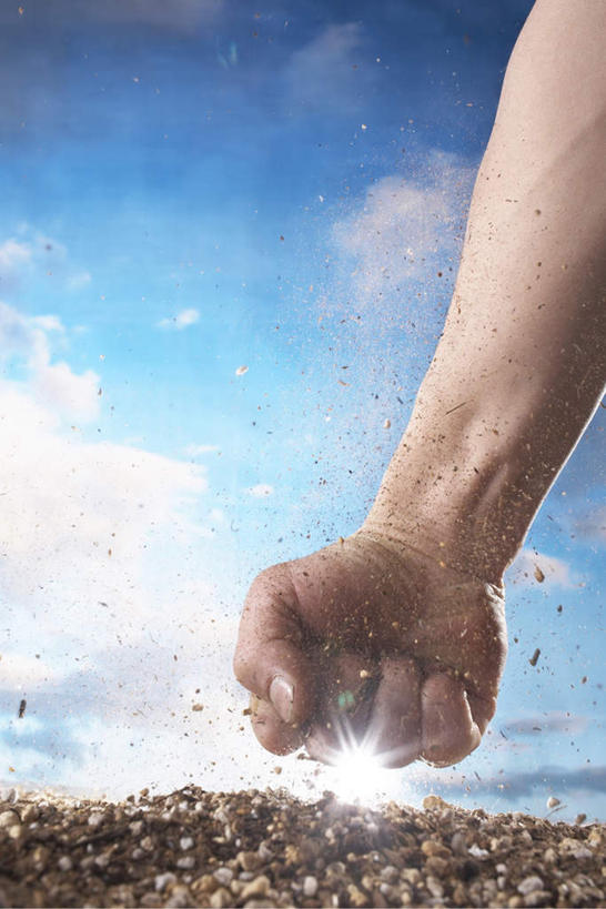 东方人,手,一个人,竖图,室外,特写,白天,仰视,旅游,度假,美景,沙滩,亚洲,仅一个男性,仅一个人,握,阴影,溅,光线,沙子,影子,海岸,景观,云,云朵,沙地,云彩,黄种人,娱乐,仅一个年轻男性,蓝色,白云,蓝天,天空,阳光,自然,天,握拳,享受,休闲,手部,景色,放松,力量,握着,自然风光,男人,男性,年轻男性,亚洲人,海滩,半身,彩图,低角度拍摄