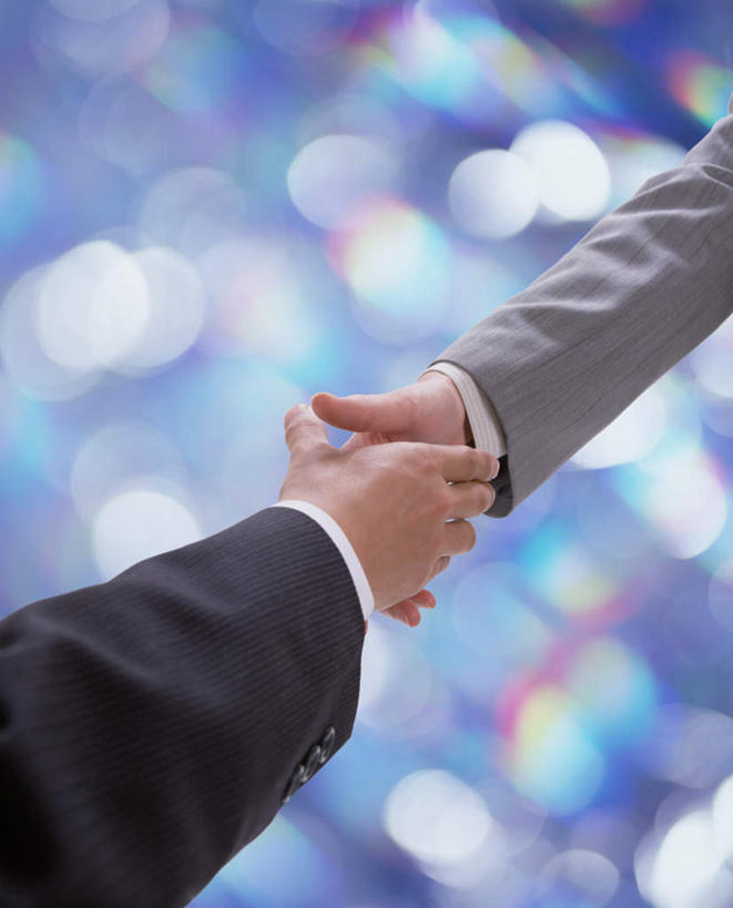 东方人,手,两个人,伙伴,朋友,商务人士,商务男性,握手,摸,竖图,俯视,彩色,室外,特写,白天,衬衫,友谊,合作,团队,海浪,海洋,亚洲,抚摸,阴影,波纹,套装,朦胧,模糊,光线,影子,浪花,黄种人,水纹,阳光,海水,波浪,手部,战略,商务装,海景,工薪阶层,联合,合谋,配合,协作,男人,男性,年轻男性,亚洲人,白领,上班族,大海,风浪,海,海水的波动,近岸浪,涌浪,搀手,触摸,接触,拉手,手搀手,手拉手,手牵手,手握手,半身,彩图,高角度拍摄,衬衣