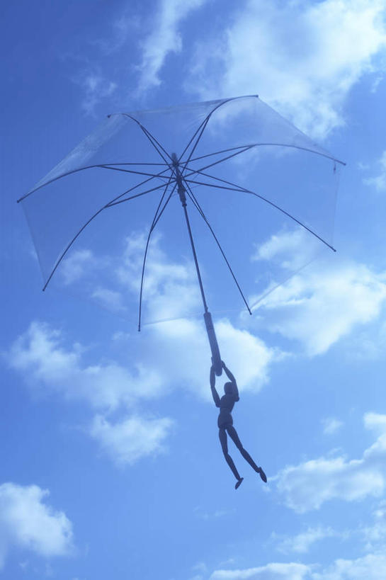 一个人,无人,举,摸,竖图,室外,白天,仰视,数码,科技,日本,亚洲,仅一个男性,仅一个人,一把,抚摸,阴影,光线,网络,伞,影子,雨伞,遮阳伞,云,云朵,高光,几何,计算机图形,合成,云彩,阳伞,仅一个年轻男性,蓝色,白云,蓝天,天空,阳光,天,托,大阪,电脑合成图,数码合成图,东亚,本州,大阪府,本州岛,日本国,近畿地方,近畿,写实,具体,具象,男人,男性,年轻男性,触摸,接触,举起,举手,举着,抬头,向上举,向上伸,向上托,仰头,彩图,低角度拍摄,全身