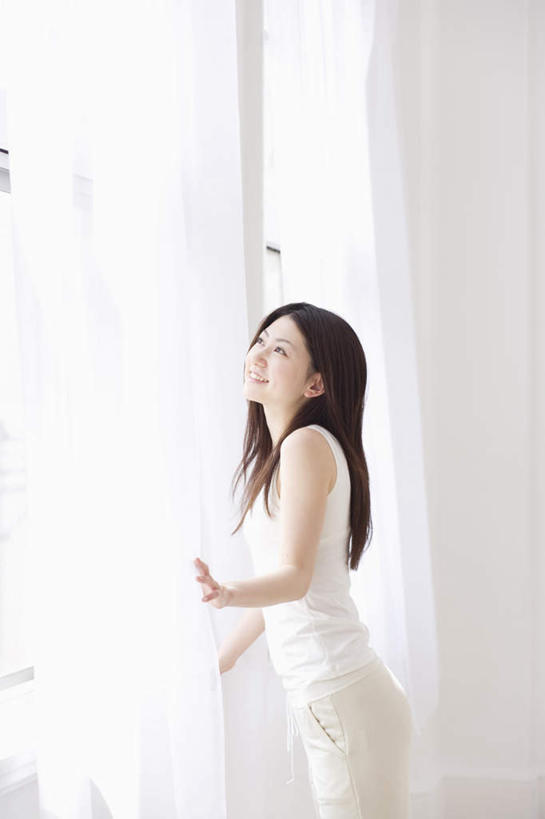 东方人,头发,一个人,站,摸,竖图,室内,白天,侧面,窗户,窗帘,落地窗,亚洲,仅一个年轻女性,仅一个女性,仅一个人,撑,抚摸,阴影,服装,光线,影子,墙,注视,休闲装,黄种人,玻璃窗,墙壁,墙面,衣服,白色,黑色,阳光,观察,看,趴着,站着,休闲,休闲服,服饰,观看,察看,撑着,关注,年轻女性,女人,女性,亚洲人,长发,触摸,接触,趴,抬头,仰头,站立,半身,彩图