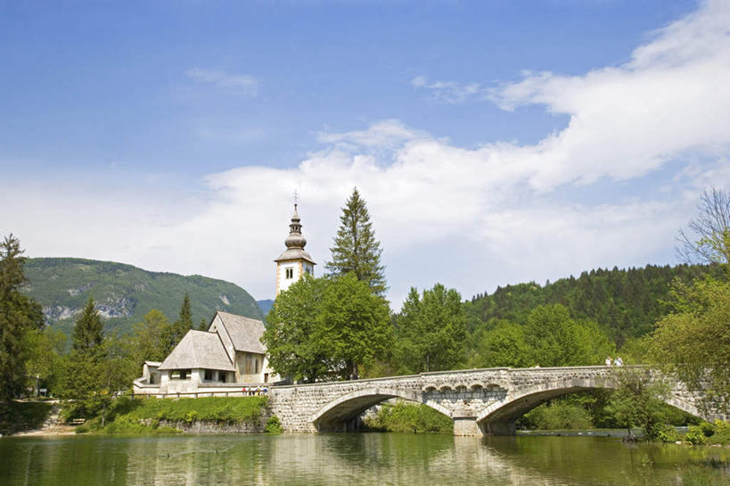 无人,横图,室外,白天,正面,旅游,度假,草地,草坪,河流,石头,美景,水,植物,欧洲,斯洛文尼亚,阴影,节日,光线,石子,影子,河水,景观,水流,云,云朵,桥,云彩,文化,娱乐,石桥,拱桥,栈桥,草,树,树木,蓝色,绿色,白云,蓝天,天空,阳光,自然,天,祈祷,享受,休闲,健康,景色,放松,许愿,宗教,信仰,拱形,生长,成长,纪念,人行桥,石拱桥,祈求,自然风光,平安,石块,彩图