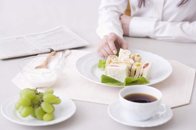 点心,面包,牛奶,东方人,头发,一个人,客厅,坐,摸,横图,俯视,室内,白天,餐桌,窗户,窗帘,落地窗,桌子,葡萄,报纸,杯子,水果,亚洲,仅一个年轻女性,仅一个女性,仅一个人,一张,撑,抚摸,握,阴影,新鲜,光线,信息,瓷器,影子,墙,生食,食品,面点,果实,提子,咖啡杯,陶瓷制品,饮品,营养,拿,拿着,黄种人,玻璃窗,墙壁,墙面,食物,糕点,饮料,绿色,黑色,阳光,握着,有机食品,绿色食品,餐台,新闻,乳制品,起居室,撑着,奶,瓷杯,葡萄之王,安神,年轻女性,女人,女性,亚洲人,长发,山葫芦,蒲桃,草龙珠,触摸,接触,坐着,半身,彩图,高角度拍摄,报刊