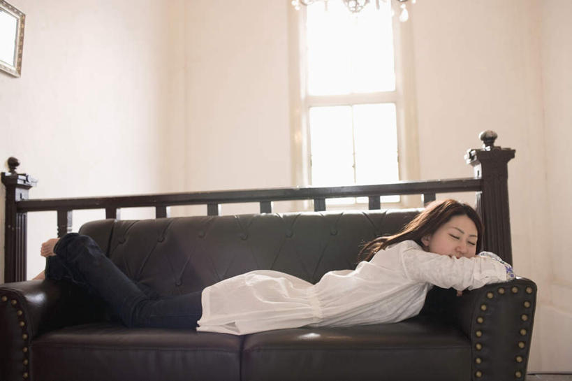 东方人,头发,一个人,栏杆,闭眼,笑,摸,微笑,横图,室内,白天,侧面,楼梯,沙发,亚洲,仅一个年轻女性,仅一个女性,仅一个人,一副,撑,抚摸,服装,扶手,阶梯,墙,图画,抬腿,休闲装,黄种人,护栏,壁画,墙壁,墙面,台阶,衣服,白色,黑色,趴着,休闲,休闲服,服饰,撑着,布艺沙发,年轻女性,女人,女性,亚洲人,长发,闭眼睛,闭着眼,闭着眼睛,触摸,接触,趴,彩图,全身