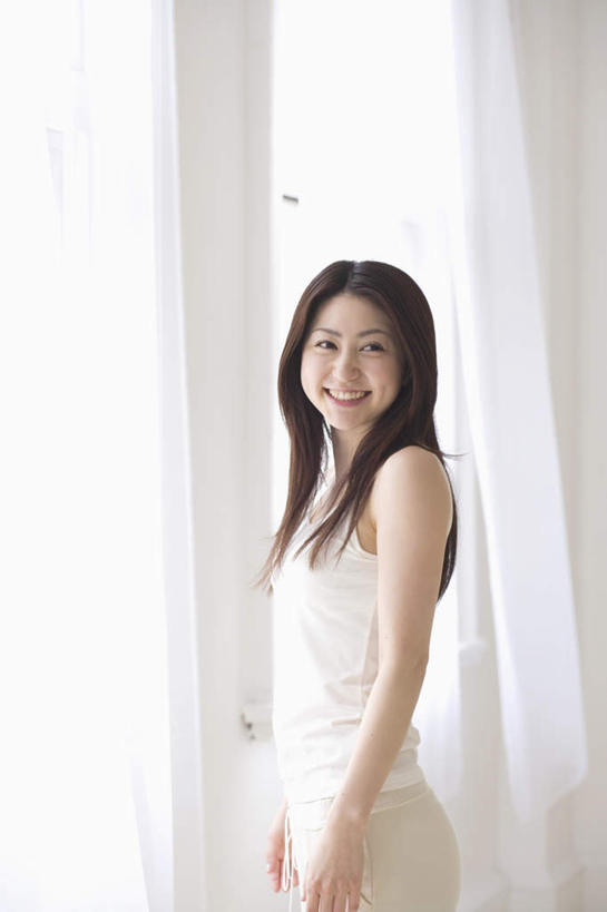 东方人,头发,一个人,站,笑,摸,微笑,露齿笑,竖图,室内,白天,侧面,窗户,窗帘,落地窗,亚洲,仅一个年轻女性,仅一个女性,仅一个人,抚摸,阴影,服装,光线,影子,墙,注视,休闲装,黄种人,玻璃窗,墙壁,墙面,衣服,白色,黑色,阳光,观察,看,站着,转头,休闲,休闲服,服饰,观看,察看,关注,年轻女性,女人,女性,亚洲人,长发,触摸,接触,站立,半身,彩图