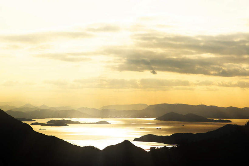 无人,横图,室外,白天,正面,旅游,度假,日出,海浪,海洋,礁石,石头,美景,山,山脉,太阳,日本,亚洲,阴影,波纹,光线,石子,影子,景观,浪花,山峰,云,云朵,朝霞,晨曦,黎明,山峦,云彩,娱乐,白云,水纹,天空,阳光,自然,海水,波浪,群山,天,享受,休闲,金色,景色,放松,自然风光,海景,东亚,日本国,四国地方,四国,四国岛,香川,香川县,大海,风浪,海,海水的波动,礁,近岸浪,石块,岩石,涌浪,朝阳,彩图,破晓