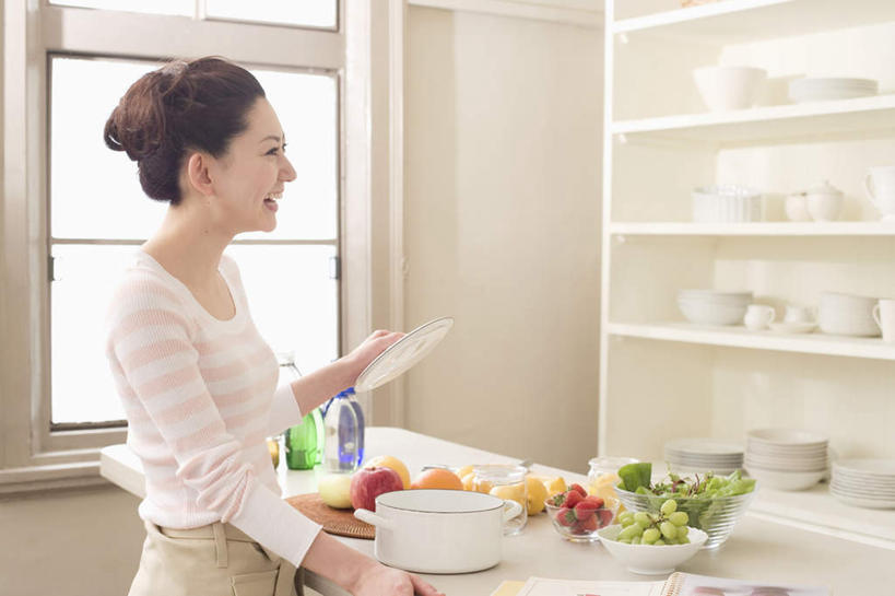 东方人,头发,一个人,站,笑,摸,微笑,露齿笑,横图,室内,白天,侧面,厨房,窗户,柜子,苹果,草莓,柑橘,浆果,葡萄,杯子,餐具,水果,亚洲,仅一个年轻女性,仅一个女性,仅一个人,一排,许多,抚摸,握,阴影,服装,新鲜,整齐,光线,碟子,锅子,盘,影子,墙,生食,食品,果实,提子,拿,拿着,注视,休闲装,黄种人,玻璃窗,墙壁,墙面,玻璃制品,食物,排列,衣服,绿色,黑色,阳光,盘子,水杯,橱柜,碟,碗,观察,看,站着,休闲,休闲服,握着,服饰,有机食品,绿色食品,观看,察看,队列,关注,葡萄之王,年轻女性,女人,女性,亚洲人,玻璃杯,进餐用具,烹调用具,洋莓,水果皇后,山葫芦,蒲桃,橘子,桔子,红莓,地莓,橙子,橙,草龙珠,触摸,接触,站立,半身,彩图,灶间