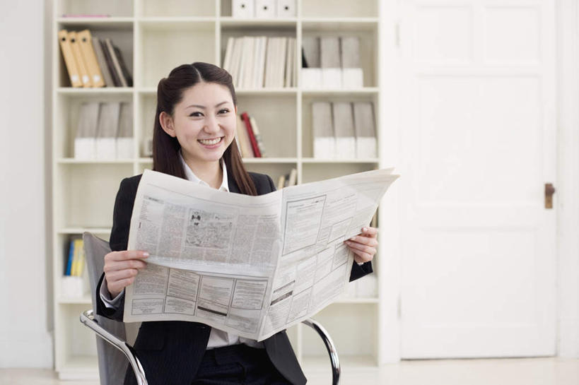 东方人,头发,一个人,商务人士,商务女性,办公室,坐,捧,笑,摸,微笑,露齿笑,横图,室内,白天,正面,衬衫,地板,柜子,门,报纸,椅子,亚洲,仅一个年轻女性,仅一个女性,仅一个人,一把,一排,一张,抚摸,阴影,套装,整齐,光线,信息,材料,档案,文件,影子,木椅,墙,地面,注视,黄种人,木地板,墙壁,墙面,排列,黑色,阳光,资料,门框,观察,看,靠,靠着,倚靠,观看,新闻,察看,倚着,队列,关注,文档,商务装,档案柜,工薪阶层,年轻女性,女人,女性,亚洲人,白领,上班族,触摸,端,端着,接触,捧着,手捧,坐着,半身,彩图,衬衣,报刊