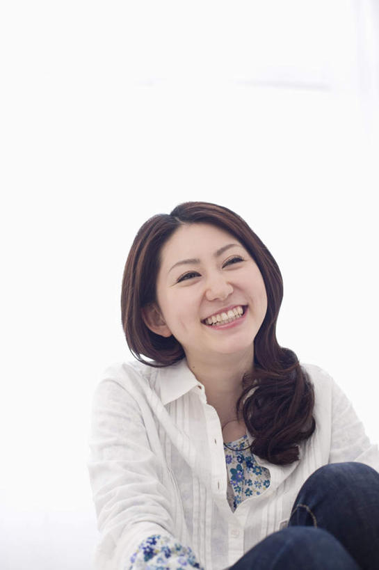 东方人,头发,一个人,坐,笑,摸,微笑,露齿笑,竖图,室内,白天,白色背景,正面,亚洲,仅一个年轻女性,仅一个女性,仅一个人,抚摸,服装,裤子,墙,注视,牛仔裤,休闲装,黄种人,墙壁,墙面,衣服,白色,黑色,观察,看,休闲,休闲服,摄影,服饰,影棚,观看,察看,关注,年轻女性,女人,女性,亚洲人,长发,卷发,触摸,接触,坐着,半身,彩图,影棚拍摄,拍摄