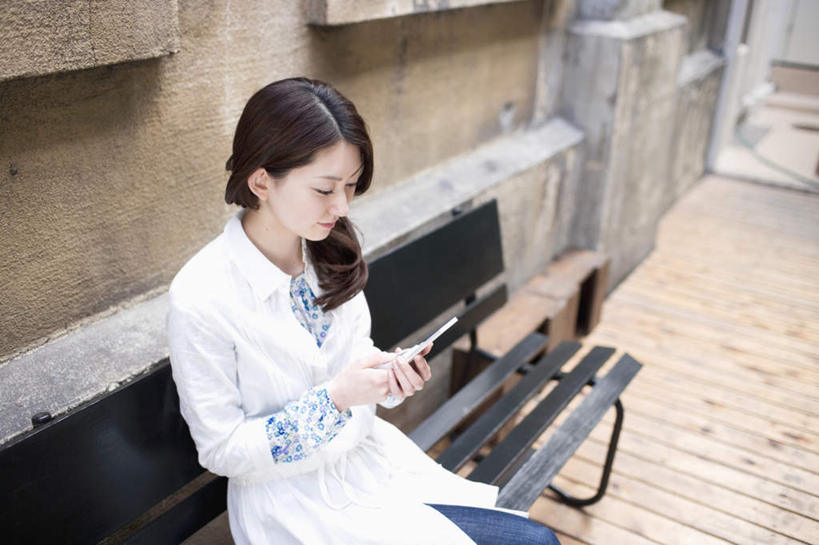 东方人,一个人,坐,捧,笑,微笑,露齿笑,横图,俯视,室外,白天,电脑,笔记本电脑,地板,椅子,亚洲,仅一个年轻女性,仅一个女性,仅一个人,敲打,阴影,条纹,服装,光线,网络,影子,长椅,木椅,墙,地面,注视,休闲装,黄种人,输入,通讯设备,木地板,墙壁,墙面,衣服,黑色,阳光,打字,低头,观察,看,靠,靠着,倚靠,休闲,休闲服,服饰,观看,点击,敲击,察看,无线,倚着,关注,通信设备,无线网络,无线上网,便携式电脑,按键,手提电脑,年轻女性,女人,女性,亚洲人,端,端着,捧着,手捧,坐着,半身,彩图,高角度拍摄