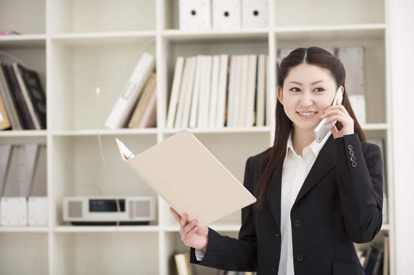 东方人,头发,一个人,商务人士,商务女性,办公室,站,捧,笑,摸,打电话,微笑,露齿笑,横图,室内,白天,正面,衬衫,柜子,电话,手机,亚洲,仅一个年轻女性,仅一个女性,仅一个人,一排,许多,抚摸,握,阴影,套装,整齐,光线,材料,档案,方格,文件,影子,墙,拿,听,拿着,注视,黄种人,通讯设备,墙壁,墙面,排列,黑色,阳光,资料,观察,看,站着,握着,观看,察看,队列,关注,文档,商务装,档案柜,工薪阶层,一部,交流,年轻女性,女人,女性,亚洲人,长发,白领,上班族,触摸,端,端着,沟通,接触,捧着,手捧,通话,站立,半身,彩图,衬衣