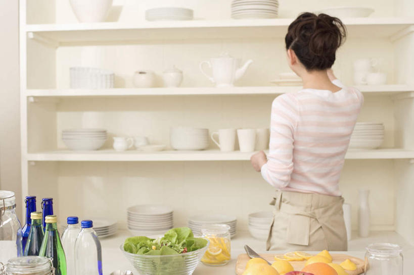 东方人,头发,一个人,站,举,摸,横图,室内,白天,厨房,柜子,蔬菜,餐具,水果,亚洲,仅一个年轻女性,仅一个女性,仅一个人,一堆,一排,抚摸,阴影,堆叠,堆积,服装,新鲜,整齐,光线,碟子,盘,影子,墙,生菜,莴苣,生食,食品,果实,注视,休闲装,黄种人,墙壁,墙面,食物,排列,背面,衣服,白色,黑色,阳光,盘子,橱柜,碟,碗,观察,看,托,站着,休闲,休闲服,服饰,有机食品,绿色食品,观看,堆,察看,挑选,队列,关注,春菜,鹅仔菜,莴仔菜,千金菜,叶用莴苣,年轻女性,女人,女性,亚洲人,进餐用具,烹调用具,触摸,接触,举起,举手,举着,向上举,向上伸,向上托,站立,半身,彩图,灶间