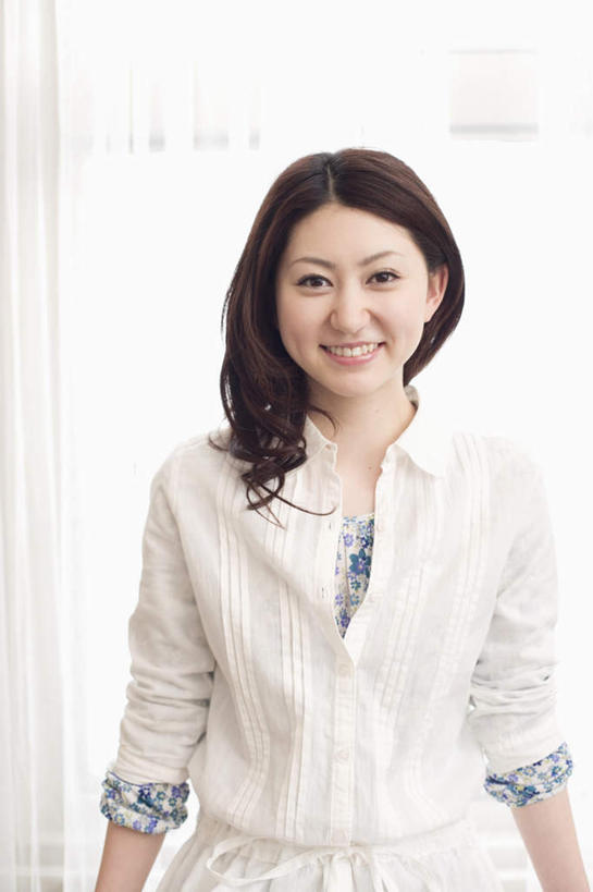 东方人,头发,一个人,站,笑,微笑,露齿笑,竖图,室内,白天,正面,窗户,窗帘,落地窗,亚洲,仅一个年轻女性,仅一个女性,仅一个人,服装,墙,注视,休闲装,黄种人,玻璃窗,墙壁,墙面,衣服,白色,黑色,观察,看,站着,休闲,休闲服,服饰,观看,察看,关注,年轻女性,女人,女性,亚洲人,长发,卷发,站立,半身,彩图