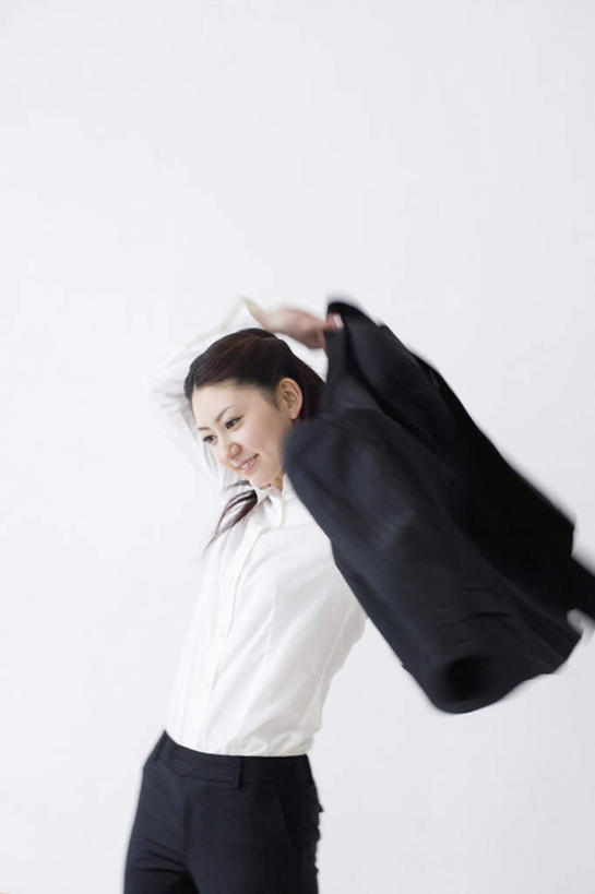 东方人,头发,一个人,商务人士,商务女性,站,举,笑,摸,微笑,露齿笑,竖图,室内,白天,白色背景,正面,衬衫,亚洲,仅一个年轻女性,仅一个女性,仅一个人,抚摸,握,套装,墙,褐色,拿,拿着,注视,黄种人,穿,墙壁,墙面,低头,观察,看,托,站着,握着,摄影,影棚,观看,察看,关注,商务装,工薪阶层,年轻女性,女人,女性,亚洲人,长发,白领,上班族,触摸,接触,举起,举手,举着,向上举,向上伸,向上托,站立,半身,彩图,影棚拍摄,衬衣,拍摄