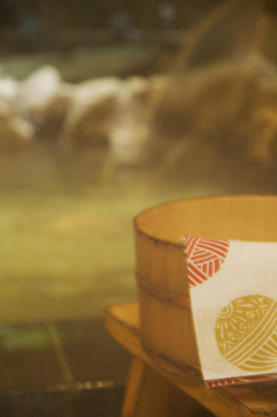 无人,竖图,俯视,室内,特写,白天,按摩,美容,旅游,度假,石头,水,一条,护肤,阴影,波纹,飞溅,朦胧,模糊,溅,光线,石子,水桶,桶,液体,影子,水滴,娱乐,水珠,白色,水纹,阳光,容器,毛巾,波浪,保养,享受,休闲,放松,保健,温泉浴场,储藏,储存,喷洒,养颜,石块,矿泉疗养地,彩图,高角度拍摄,水疗,贮存