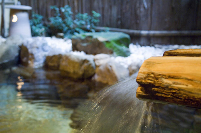 无人,横图,室内,白天,正面,按摩,美容,草地,草坪,石头,水,植物,照明,护肤,波纹,朦胧,模糊,壁灯,盆栽,石子,液体,墙,水滴,灯光,盆景,墙壁,墙面,灯,草,绿色,水纹,自然,灯具,波浪,保养,享受,休闲,放松,保健,温泉浴场,流动,生长,成长,照亮,照明设备,养颜,石块,矿泉疗养地,彩图,水疗