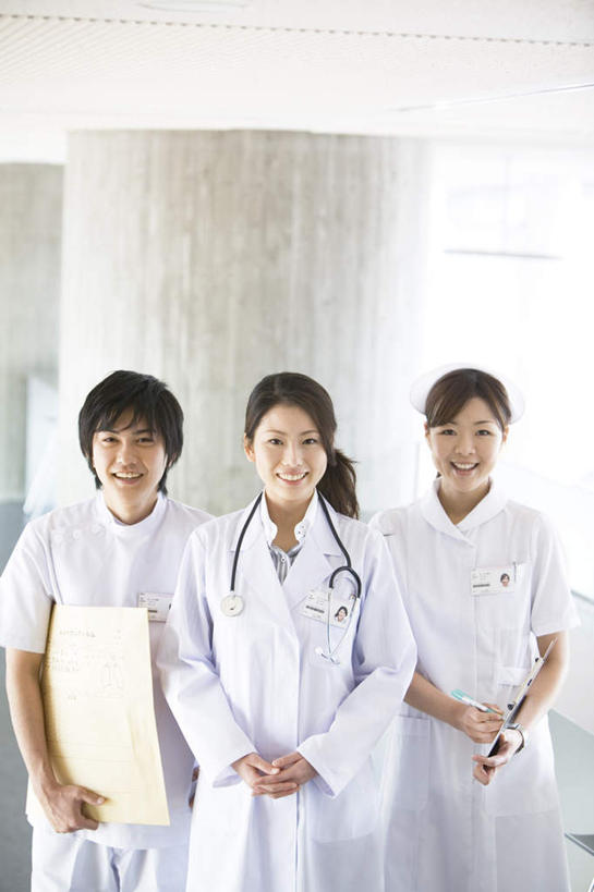 东方人,头发,三个人,伙伴,朋友,医生,医院,站,捧,笑,微笑,露齿笑,竖图,室内,白天,正面,友谊,成功,合作,团队,集体,信心,亚洲,一排,握,阴影,整齐,光线,材料,档案,文件,影子,墙,拿,拿着,注视,黄种人,队伍,墙壁,墙面,排列,一个,黑色,阳光,听诊器,资料,观察,看,站着,医护人员,医疗人员,握着,单个,观看,察看,医疗设备,白大褂,成就,队列,关注,文档,合伙,领袖,医疗机构,友情,年轻女性,女人,女性,亚洲人,大夫,端,端着,捧着,手捧,站立,半身,彩图,病院,诊所
