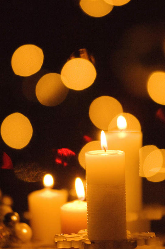 无人,竖图,室内,特写,白天,正面,餐桌,桌子,蜡烛,照明,圣诞节,许多,阴影,节日,朦胧,模糊,庆祝,装饰,反射,彩灯,火焰,影子,烛光,灯光,燃烧,文化,灯,白色,灯具,点燃,庆典,餐台,纪念,华丽,修饰,照亮,点缀,照明设备,衬托,美观,雅致,雅观,彩图