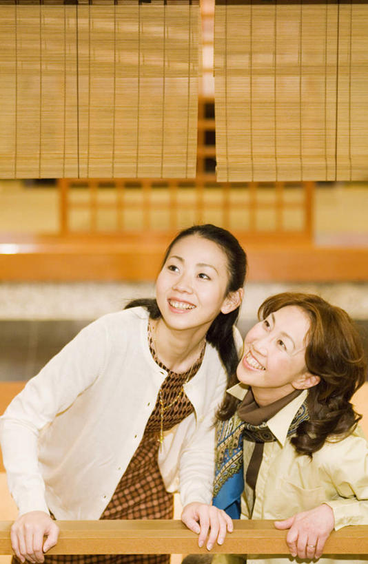 东方人,头发,两个人,伙伴,朋友,客厅,站,坐,笑,摸,微笑,露齿笑,竖图,室内,白天,正面,旅游,度假,友谊,餐桌,桌子,椅子,亚洲,撑,抚摸,弯腰,阴影,服装,光线,影子,木椅,墙,扭头,注视,休闲装,黄种人,娱乐,墙壁,墙面,衣服,白色,黑色,阳光,观察,看,站着,转头,享受,休闲,休闲服,放松,服饰,餐台,观看,察看,起居室,撑着,关注,弯身,友情,年轻女性,女人,女性,亚洲人,触摸,接触,抬头,仰头,站立,坐着,半身,彩图