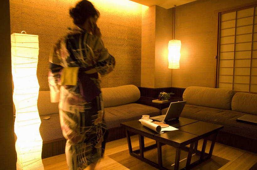 东方人,头发,一个人,客厅,站,举,笑,摸,打电话,微笑,露齿笑,横图,室内,白天,民族服装,电脑,笔记本电脑,餐桌,窗户,地板,沙发,桌子,电话,手机,照明,亚洲,仅一个年轻女性,仅一个女性,仅一个人,抚摸,握,和服,朦胧,模糊,网络,壁灯,方格,墙,灯光,地面,拿,听,拿着,注视,黄种人,通讯设备,木地板,玻璃窗,墙壁,墙面,灯,背面,黑色,灯具,观察,看,托,站着,握着,服饰,餐台,观看,照亮,察看,无线,起居室,照明设备,关注,通信设备,无线网络,布艺沙发,无线上网,便携式电脑,吴服,唐草,唐花,唐锦,交流,手提电脑,年轻女性,女人,女性,亚洲人,触摸,沟通,接触,举起,举手,举着,通话,向上举,向上伸,向上托,站立,半身,彩图,传统服装,民俗服