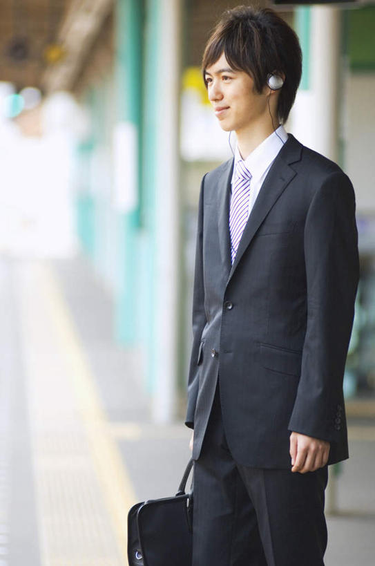 东方人,头发,一个人,商务人士,商务男性,家,站,笑,摸,微笑,露齿笑,竖图,室外,白天,正面,衬衫,快乐,满意,幸福,地铁,指示牌,椅子,亚洲,仅一个男性,仅一个人,抚摸,握,阴影,套装,朦胧,模糊,光线,包,标志,公文包,文字,影子,长椅,房屋,墙,屋子,地铁站,音响,轨道交通,音乐,拿,拎,拿着,注视,黄种人,娱乐,标识,楼房,墙壁,墙面,住宅,仅一个年轻男性,一个,蓝色,黑色,阳光,耳机,观察,看,站着,享受,休闲,放松,握着,单个,公事包,观看,察看,舒适,享乐,关注,商务装,工薪阶层,男人,男性,年轻男性,亚洲人,白领,上班族,触摸,接触,站立,半身,彩图,衬衣,房子,地铁机动车,地下铁,轻轨,拎着