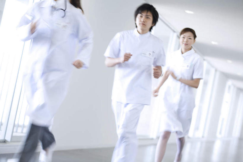 东方人,头发,三个人,伙伴,朋友,医生,医院,站,跑,笑,微笑,露齿笑,横图,室内,白天,正面,锻炼,友谊,成功,运动,合作,团队,集体,信心,窗户,亚洲,一排,阴影,朦胧,模糊,整齐,光线,影子,墙,抬腿,注视,黄种人,队伍,玻璃窗,墙壁,墙面,排列,一个,黑色,阳光,听诊器,观察,看,站着,医护人员,医疗人员,抬手,单个,观看,察看,医疗设备,白大褂,成就,队列,关注,合伙,领袖,医疗机构,体育,友情,男人,男性,年轻男性,年轻女性,女人,女性,亚洲人,大夫,跑步,站立,半身,彩图,健身,病院,诊所