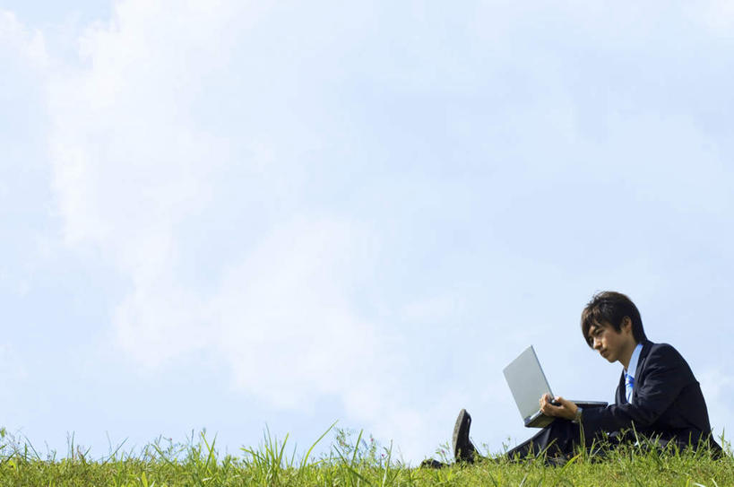 东方人,头发,一个人,商务人士,商务男性,坐,摸,打电话,横图,室外,白天,侧面,衬衫,旅游,度假,草地,草坪,美景,植物,电话,手机,亚洲,仅一个男性,仅一个人,抚摸,敲打,握,阴影,套装,光线,影子,景观,云,云朵,领带,拿,云彩,拿着,注视,黄种人,娱乐,输入,通讯设备,草,仅一个年轻男性,黄色,蓝色,绿色,白云,蓝天,天空,阳光,自然,天,打字,低头,观察,看,享受,休闲,景色,放松,握着,观看,点击,敲击,察看,关注,自然风光,商务装,工薪阶层,交流,按键,男人,男性,年轻男性,亚洲人,白领,上班族,触摸,沟通,接触,通话,坐着,彩图,全身,衬衣