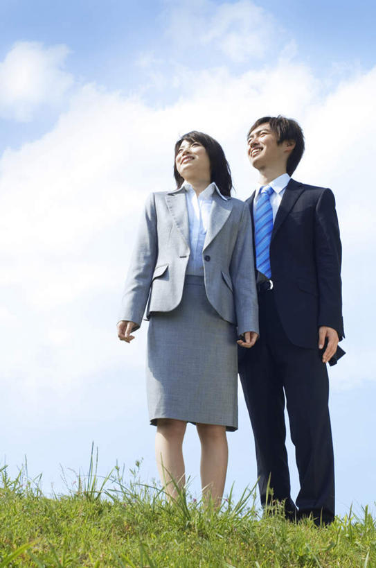 东方人,头发,两个人,商务人士,商务男性,商务女性,站,笑,微笑,露齿笑,竖图,室外,白天,仰视,衬衫,旅游,度假,草地,草坪,美景,植物,亚洲,阴影,套装,光线,影子,景观,云,云朵,领带,云彩,注视,黄种人,娱乐,草,蓝色,绿色,黑色,白云,蓝天,天空,阳光,自然,天,观察,看,站着,享受,休闲,景色,放松,观看,察看,关注,自然风光,商务装,工薪阶层,男人,男性,年轻男性,年轻女性,女人,女性,亚洲人,白领,上班族,抬头,仰头,站立,彩图,低角度拍摄,全身,衬衣