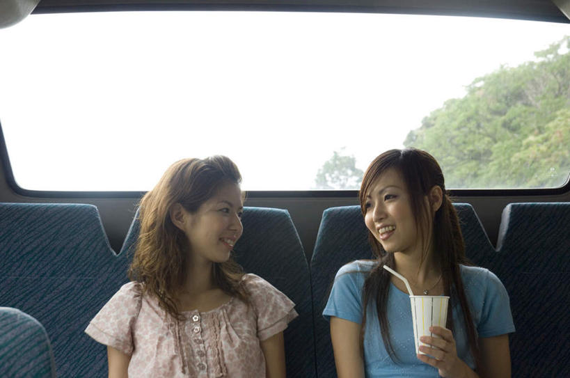 东方人,头发,两个人,伙伴,朋友,坐,笑,微笑,露齿笑,横图,室内,白天,正面,友谊,植物,窗户,杯子,椅子,亚洲,一排,握,阴影,服装,整齐,光线,影子,塑料,木椅,拿,拿着,注视,休闲装,黄种人,玻璃窗,相视,树,树木,排列,一个,衣服,粉色,黄色,蓝色,绿色,蓝天,天空,阳光,自然,塑料制品,吸管,纸制品,天,观察,看,靠,靠着,倚靠,四个,休闲,面对面,休闲服,握着,服饰,生长,单个,成长,观看,纸杯,对视,察看,空心,倚着,队列,关注,一次性杯子,相对,相看,饮管,友情,年轻女性,女人,女性,亚洲人,坐着,半身,彩图,圆柱状