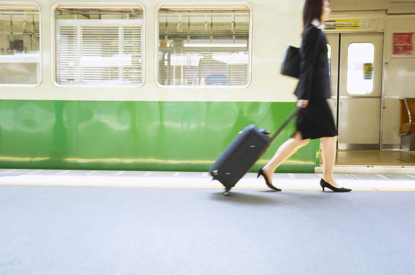 东方人,背,一个人,商务人士,商务女性,站,走,摸,横图,室外,白天,侧面,衬衫,旅游,度假,窗户,地铁,亚洲,仅一个年轻女性,仅一个女性,仅一个人,一排,抚摸,阴影,套装,整齐,光线,包,拉杆箱,旅行箱,皮包,影子,地铁站,地面,轨道交通,拎,注视,黄种人,娱乐,玻璃窗,排列,一个,阳光,行李箱,箱子,背着,观察,看,站着,享受,休闲,放松,单个,观看,出差,单肩包,察看,队列,关注,商务装,工薪阶层,年轻女性,女人,女性,亚洲人,白领,上班族,步行,触摸,接触,散步,站立,走路,彩图,全身,衬衣,旅行,地铁机动车,地下铁,轻轨,拎着